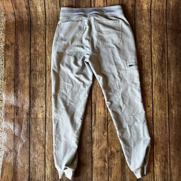 FIGS Technical Collection Jogger Scrub Pants | Light Gray XS - Picture 4 of 4